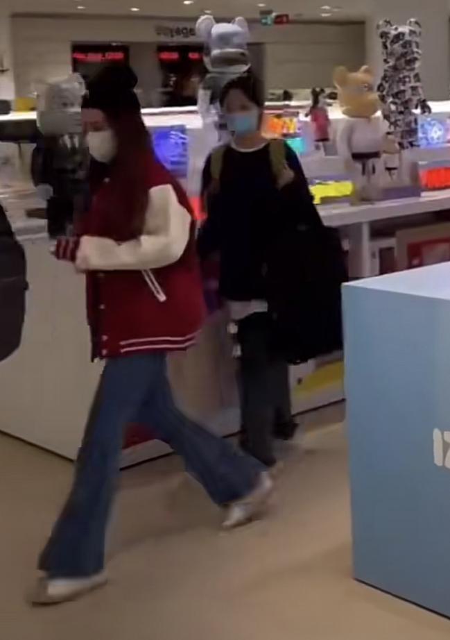 群星会战米兰，2月23日有网友邂逅素颜在当地逛街的蔡依林。
42岁的蔡依林带着毛