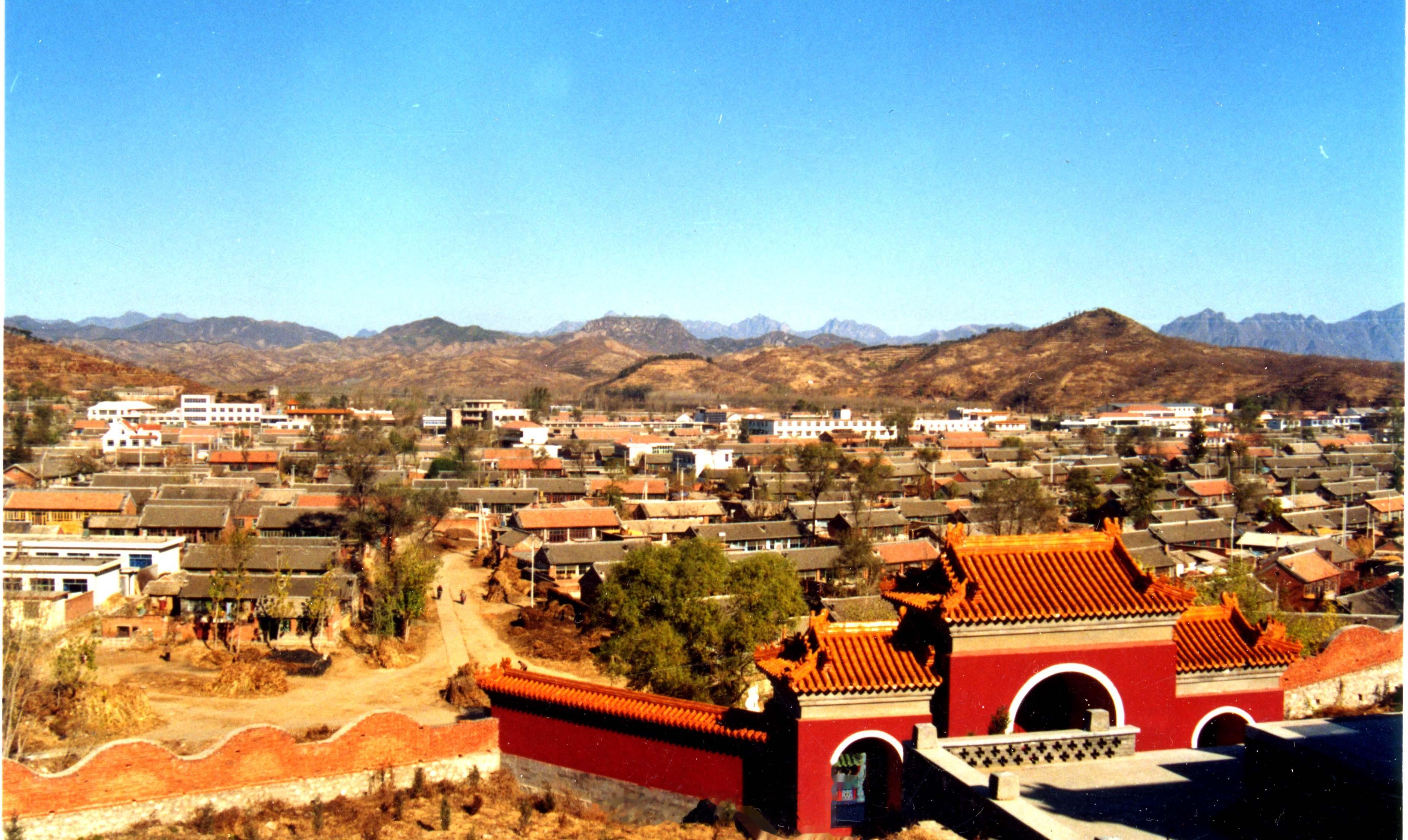 马兰峪西与古蓟州（今天津蓟州区）接壤，北与承德市兴隆县为邻，又毗连清东陵。其地理