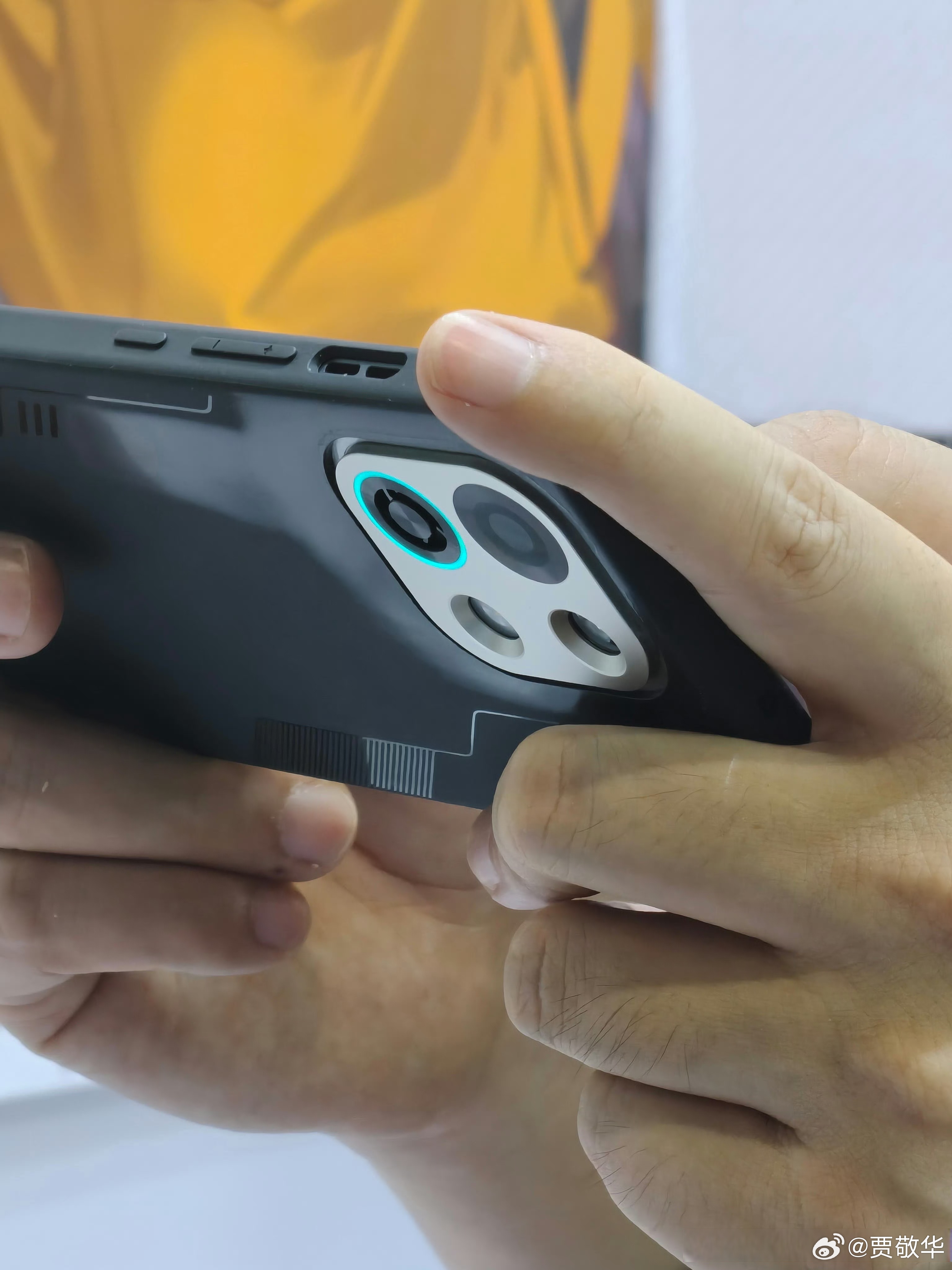 散热风扇会成为性能手机的标配，除了荣耀WIN和红魔外，即将发布的iQOO15 U