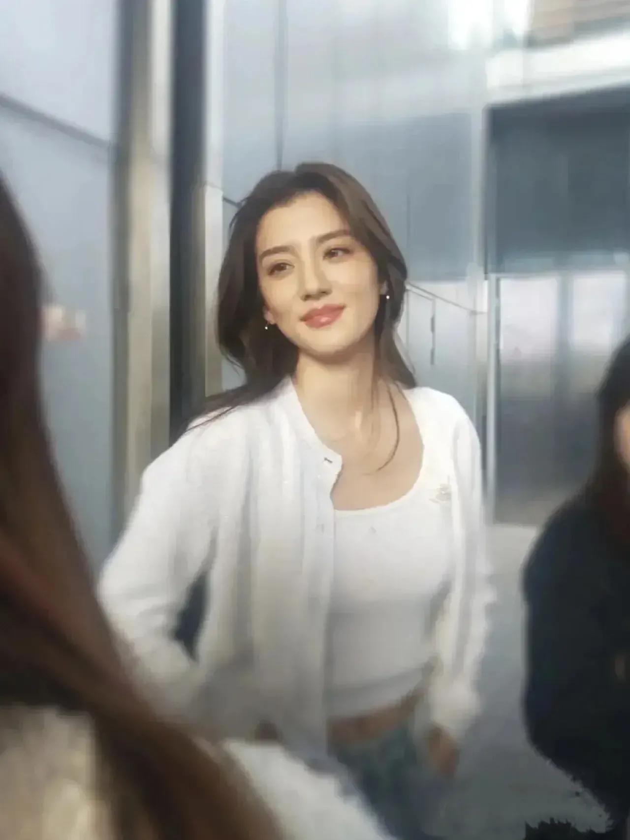 吴千语真的太美了，路人随手拍的生图，吴千语美到发光，难怪林峰当年那么爱她。

富