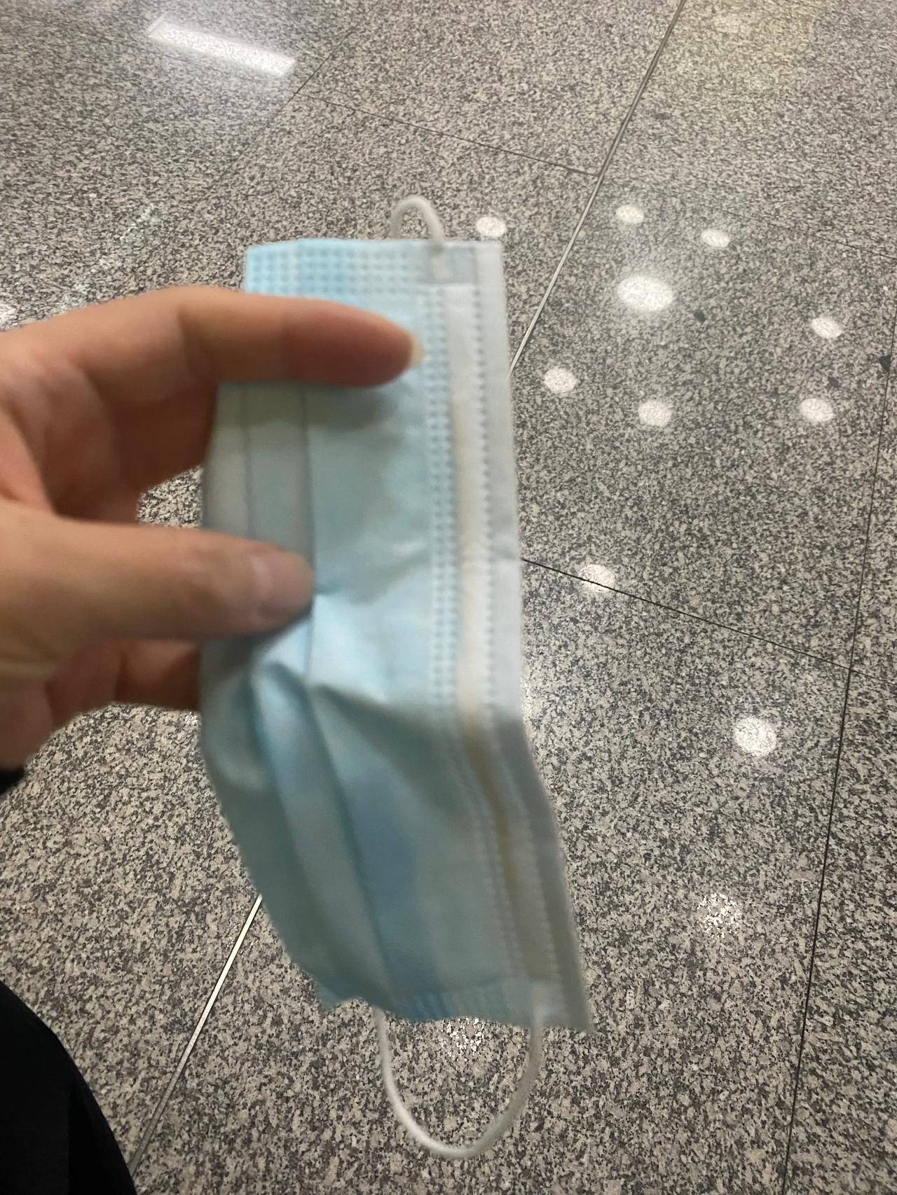 坐地铁忘记带口罩了，地铁工作人员给了一个