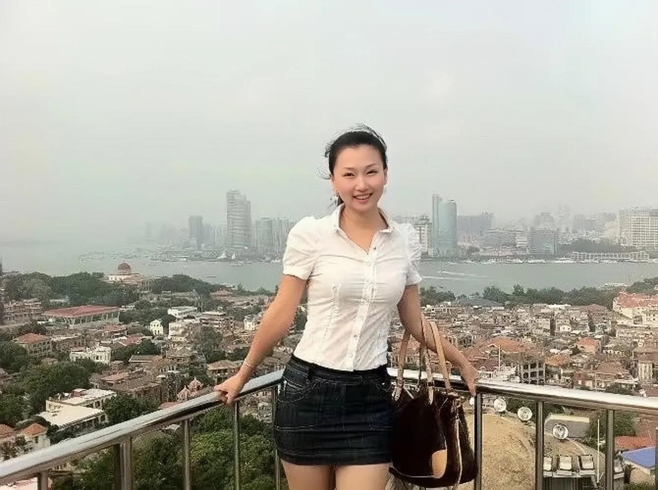 这是一个漂亮姑娘十几年前在厦门鼓浪屿游玩时拍的几张留影，这个姑娘貌美如花，气质一