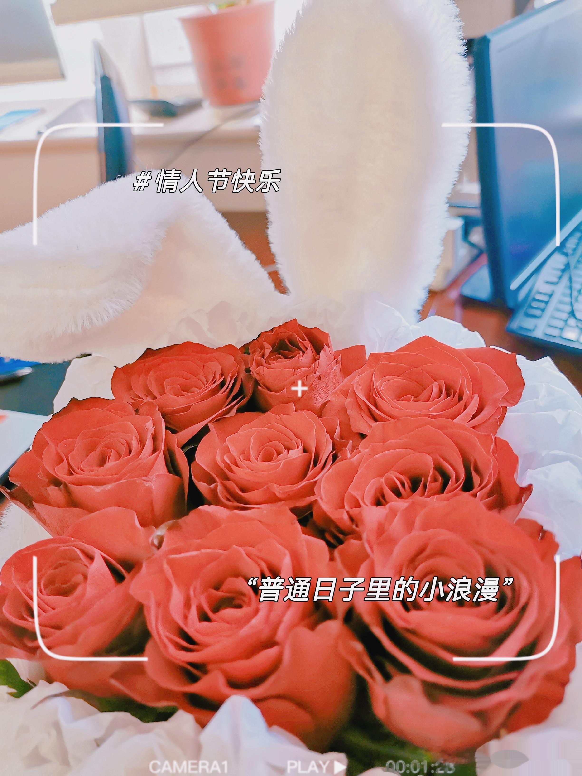  接我家小哥哥放学，路过花店，花店门口是花的海洋。我：今天情人节，你爱的或者爱你