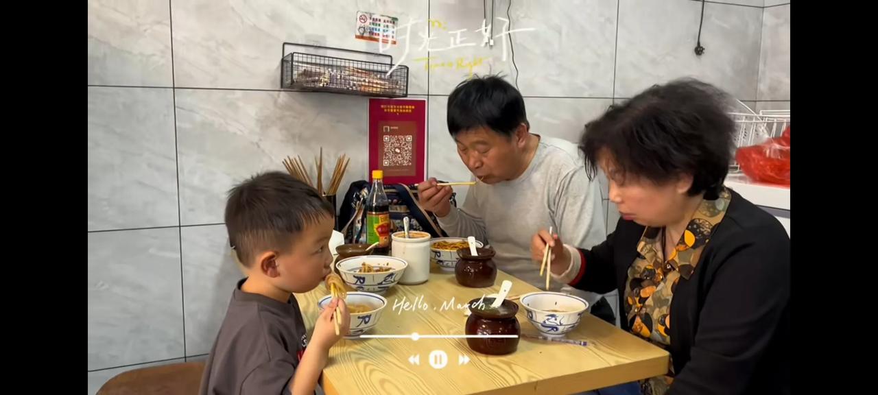 景德镇的特色小吃竟然是张师傅的煎饺。

小李带着公公婆婆吃来景德镇吃小吃特色小吃