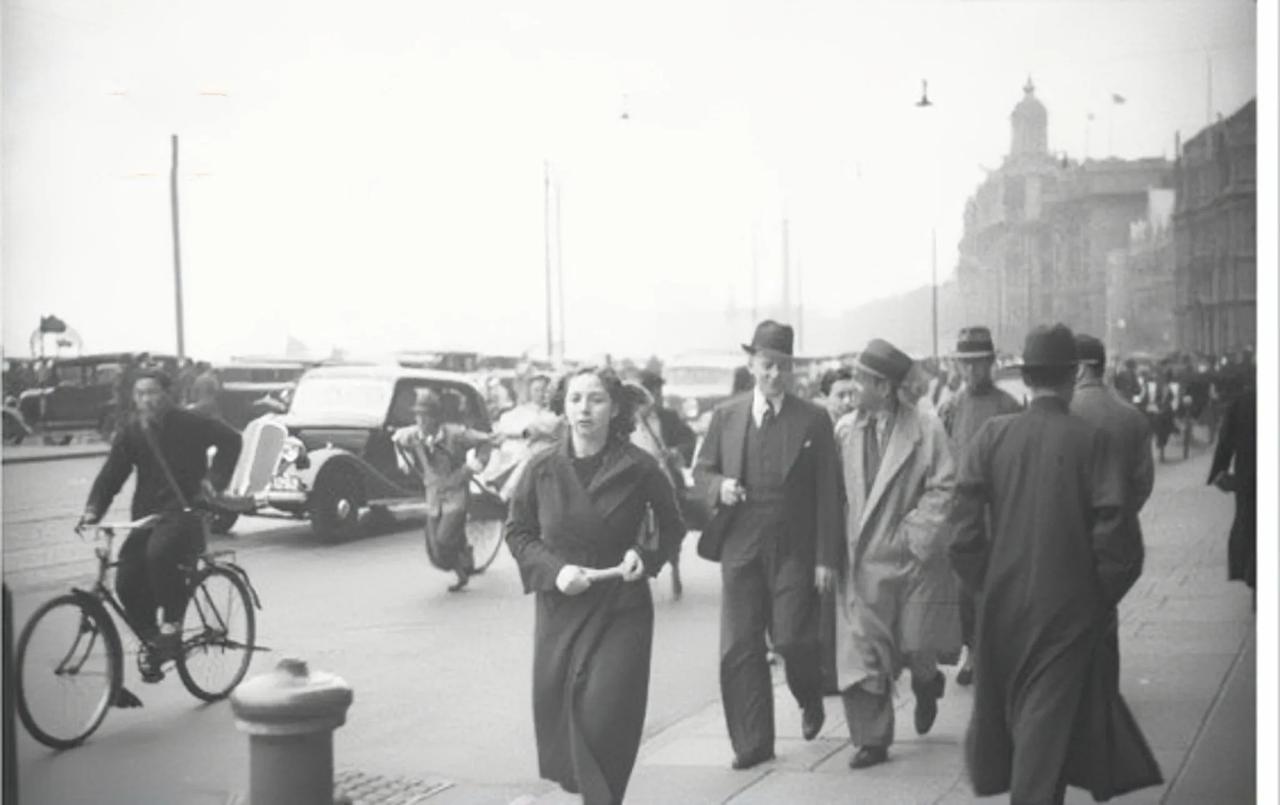 1937年的上海和现在的上海，同一个地方，沧海桑田，物是人非。
这条路是黄埔区的