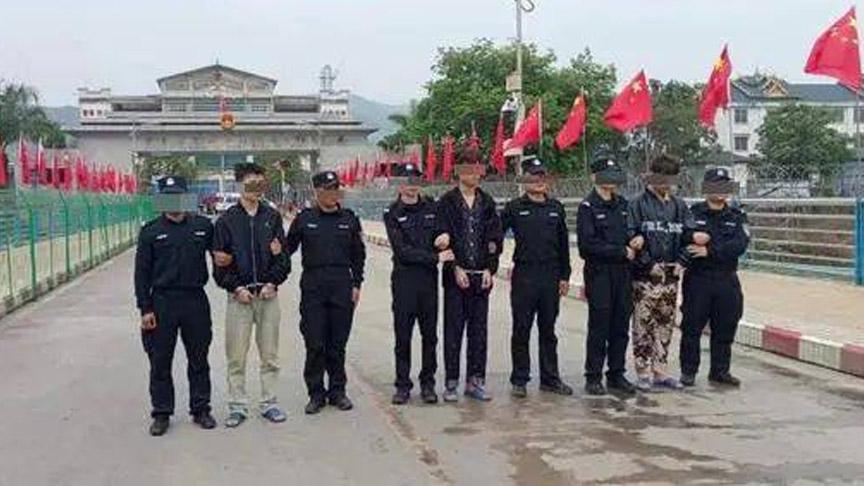 
事情从3月5日说起，安徽某职业学校小赵，和三个同学，在网上看到佤邦的KTV招聘
