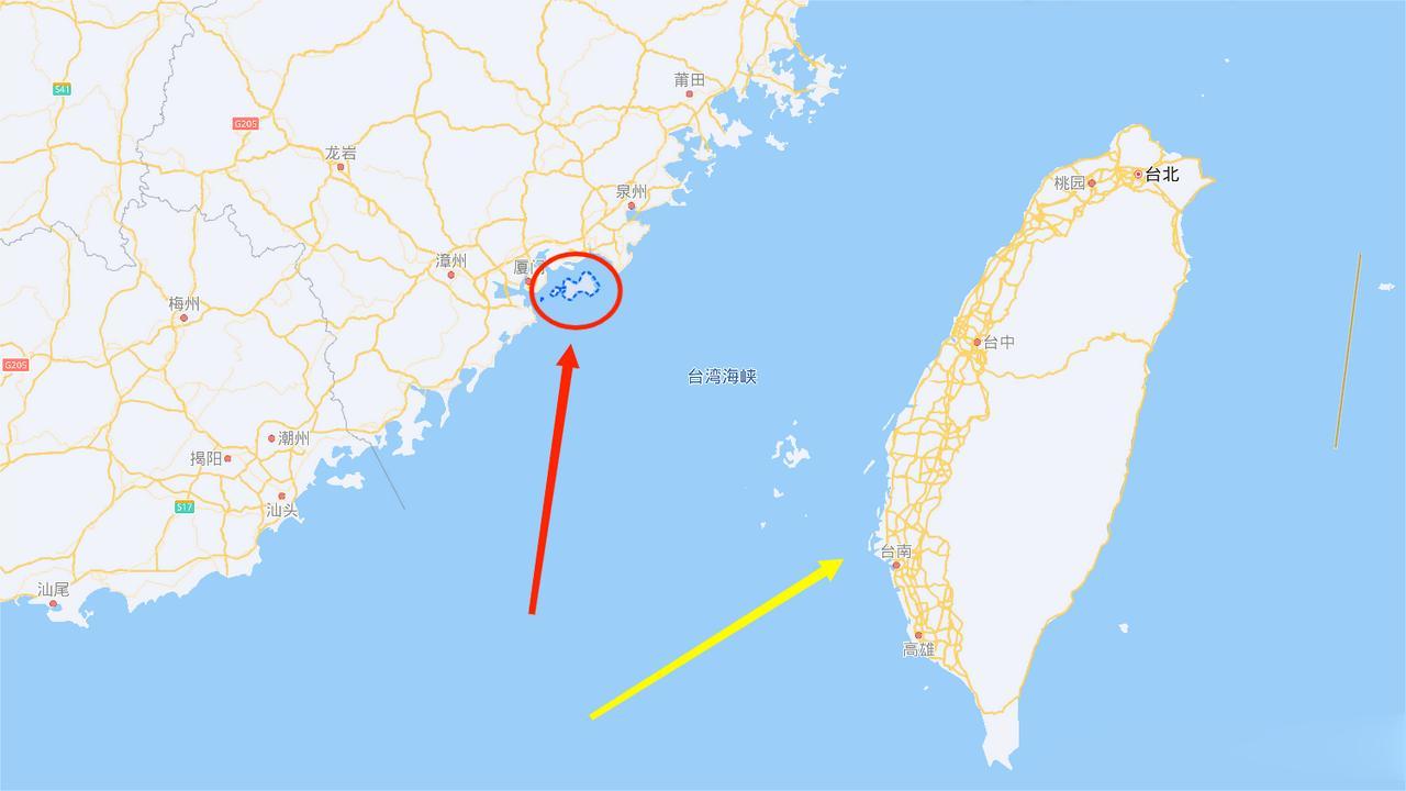 左边是金门岛，右边是台湾岛。
金门岛往左约4里地，就是大陆；往右，却要数百里才到