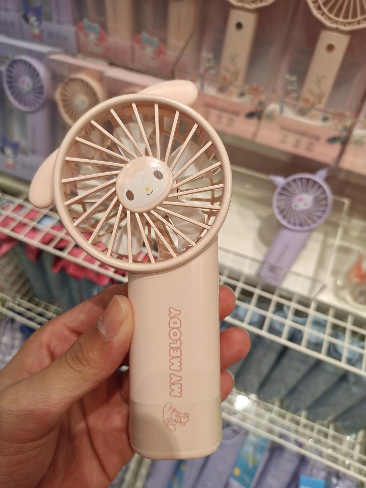 名创优品好好逛。名创优品探店，夏日炎炎，有你真甜，名创优品手持小风扇[飞吻R]只