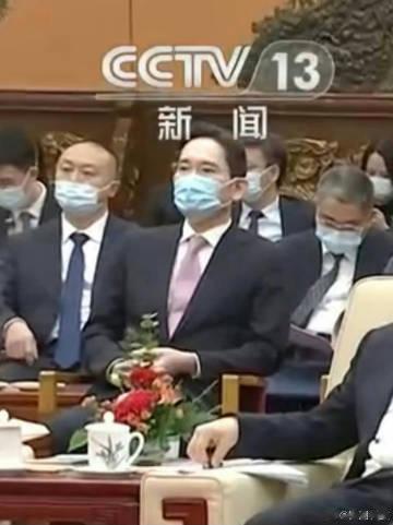 原来除了库克同志，前几天李在镕同志也在啊 。

三星要重视起中国市场了 ？ 