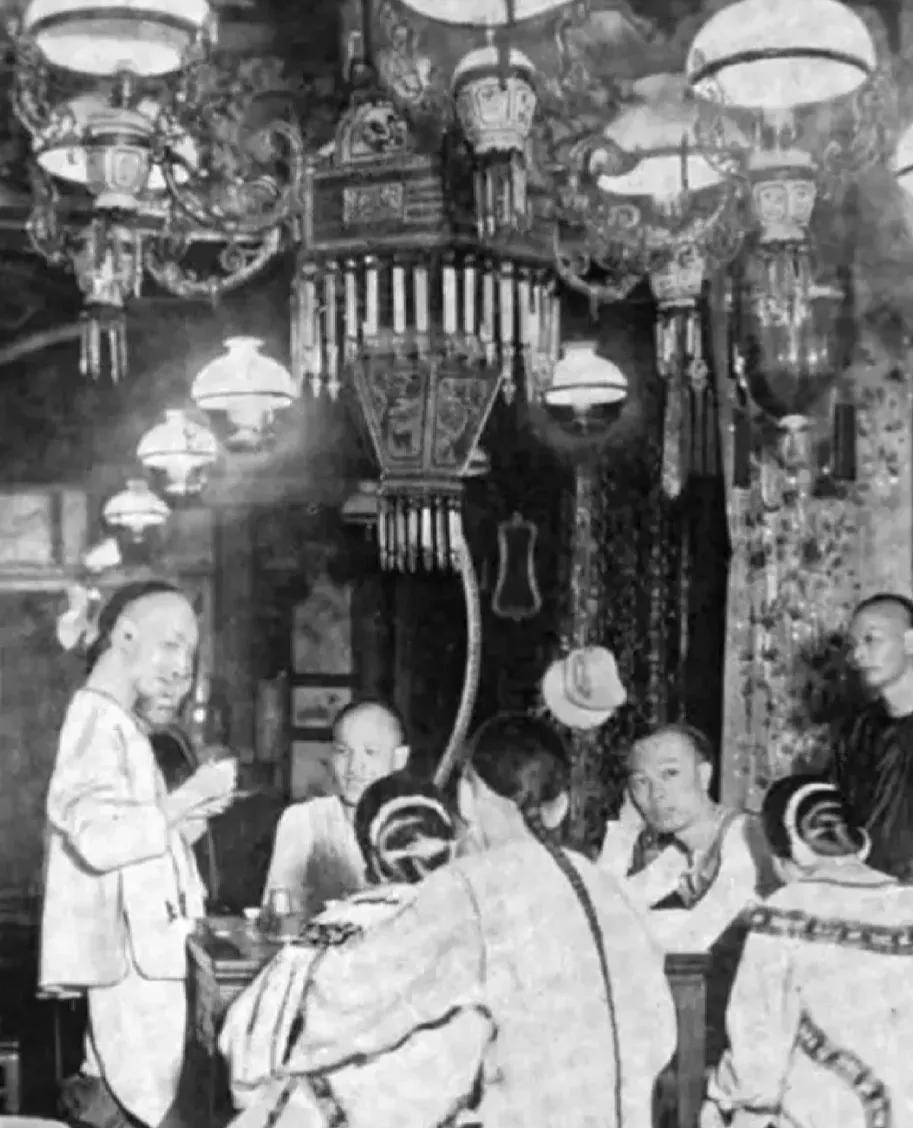 1911年，当时两广地区非常多不正当交易的船妓，但一部分的女艺人，在船上生活的时