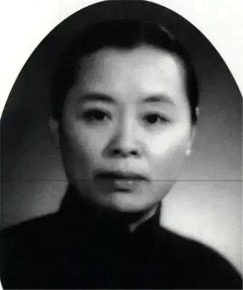 新婚之夜，徐志摩望着张幼仪，眼睛里都是厌烦。可是，就在张幼仪心情忐忑时，徐志摩竟