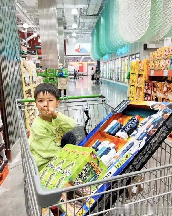 黄圣依是一位非常成功的女企业家，她也有一个儿子。她与两个儿子一起出游时,被指偏心