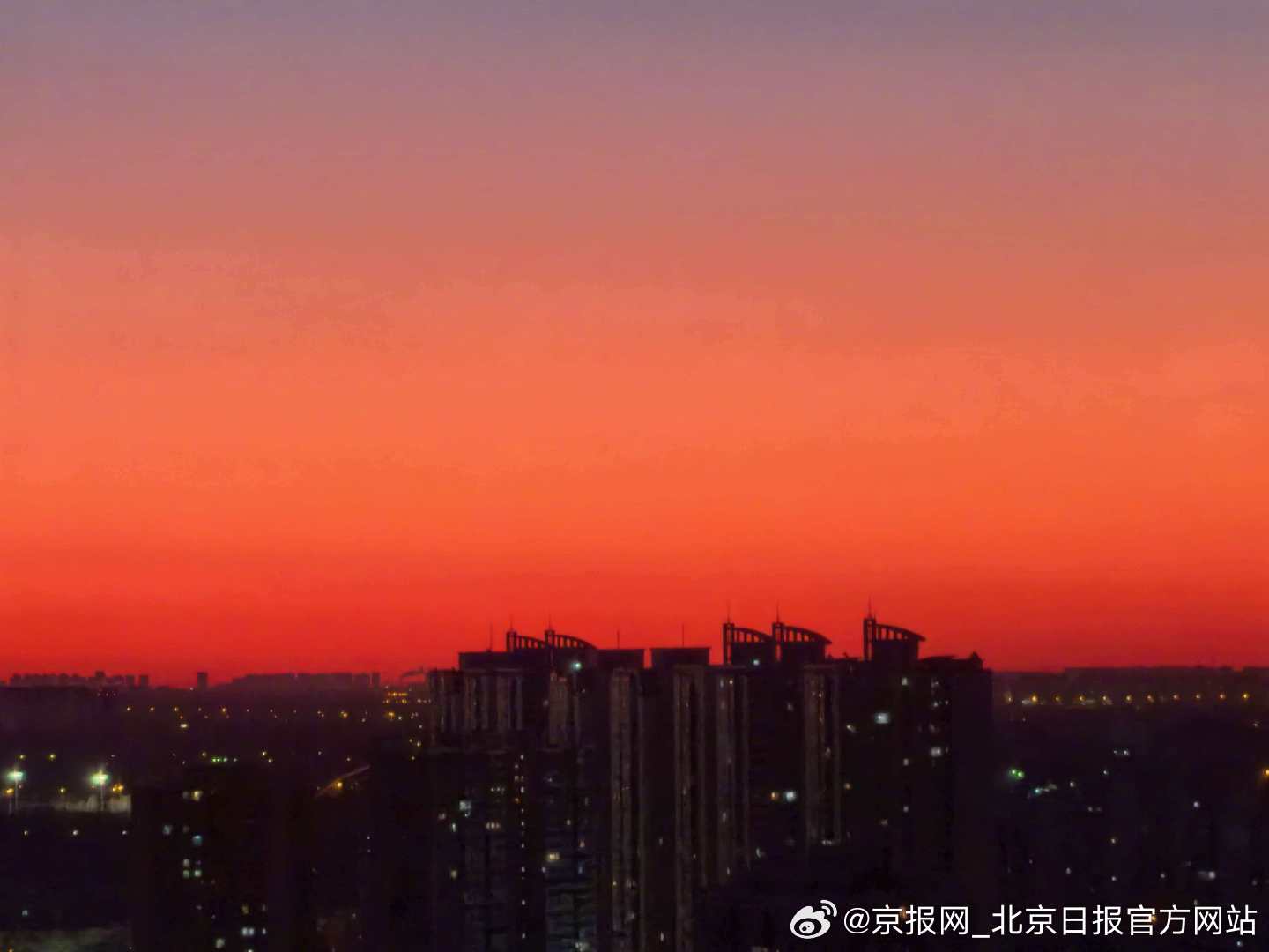 【#北京朝霞牌夹心饼干#】#北京日出写下金橘色诗行# 1月21日清晨，天空为你备