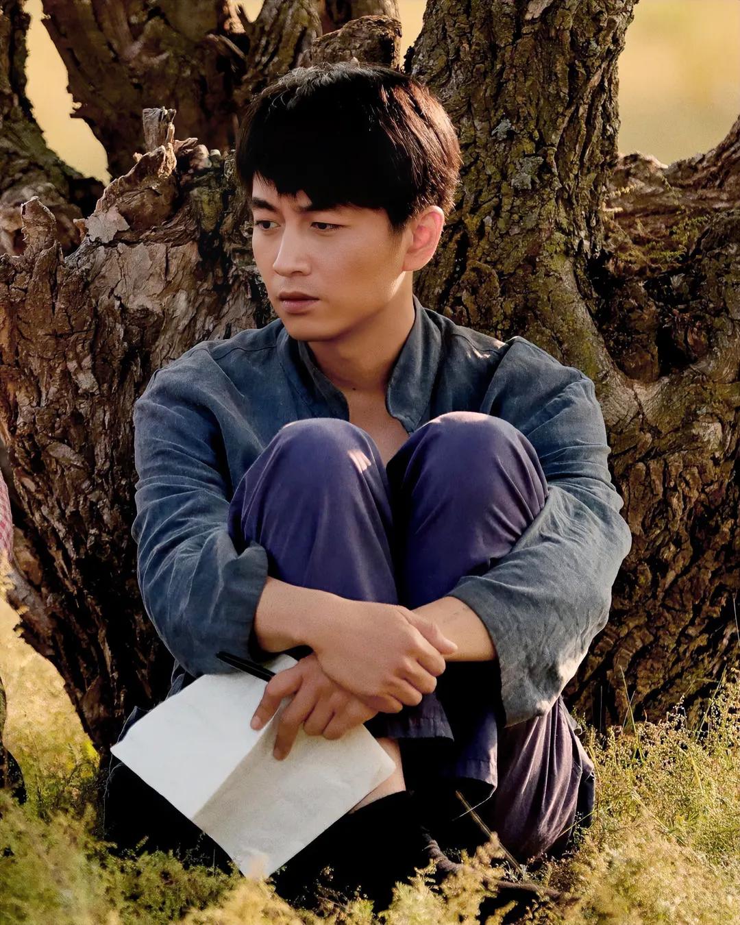 路遥《人生》的治愈金句，醍醐灌顶：

1、对待社会，我们常说要向前看，对一个人来