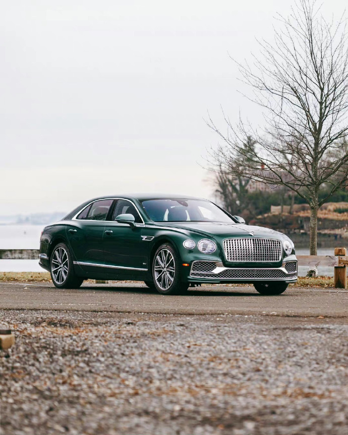 宾利 Flying Spur Hybrid 品味非凡，这个颜色够清新 ​ ​​​
