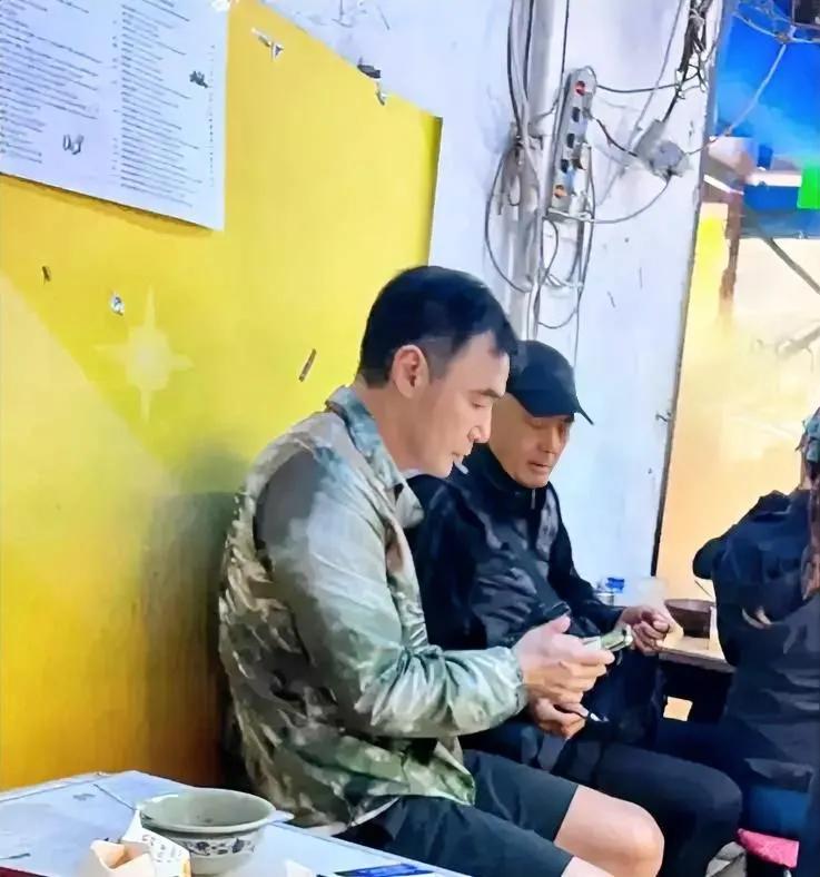 有网友在香港某个小饭馆偶遇了发哥和钟镇涛，还夸赞发哥人超级好，主动与粉丝们握手合