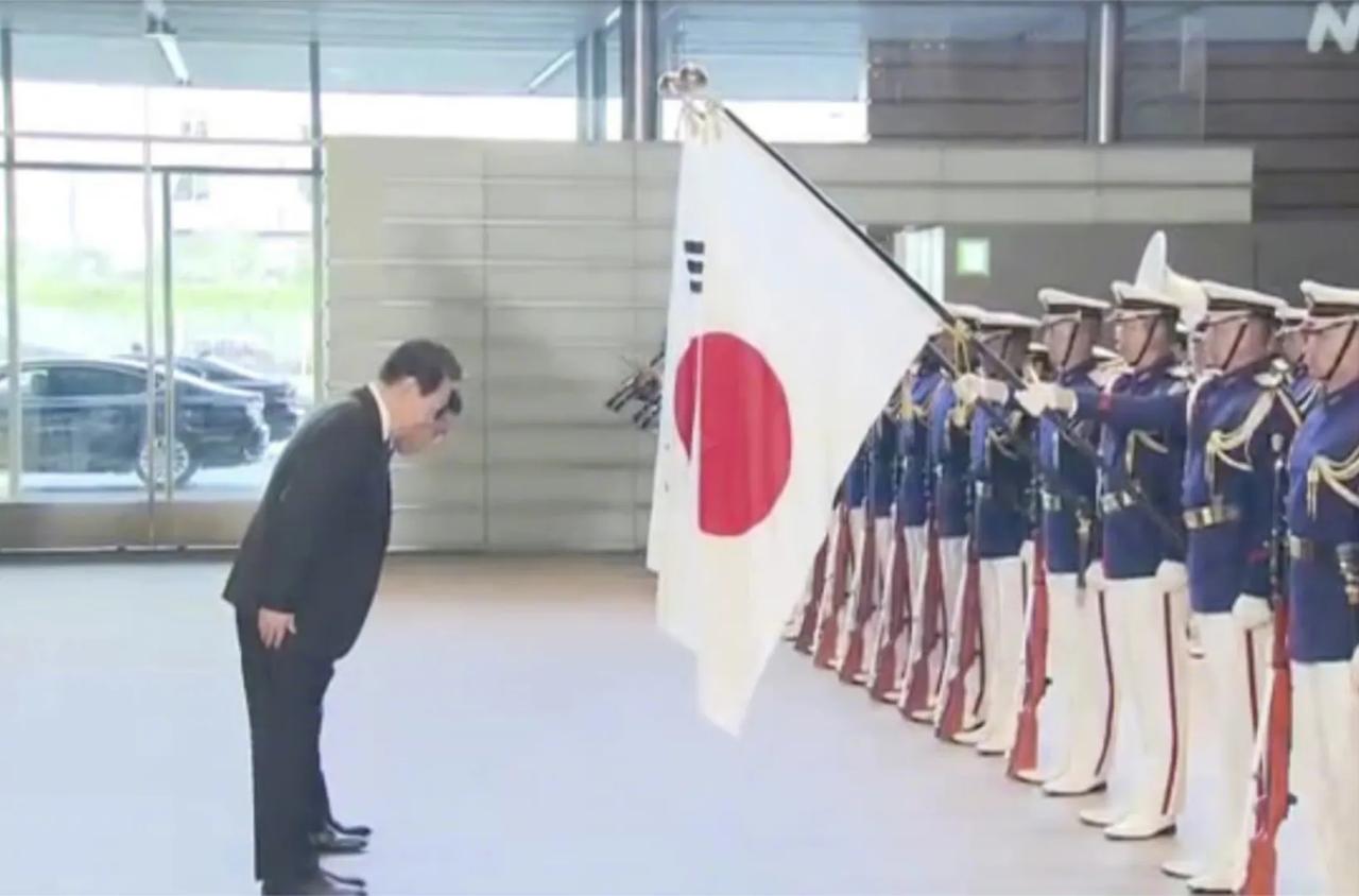 这场景明显就是日本方面设好的圈套，就等着尹锡悦往里面钻呢。尹锡悦和岸田文雄在巡视