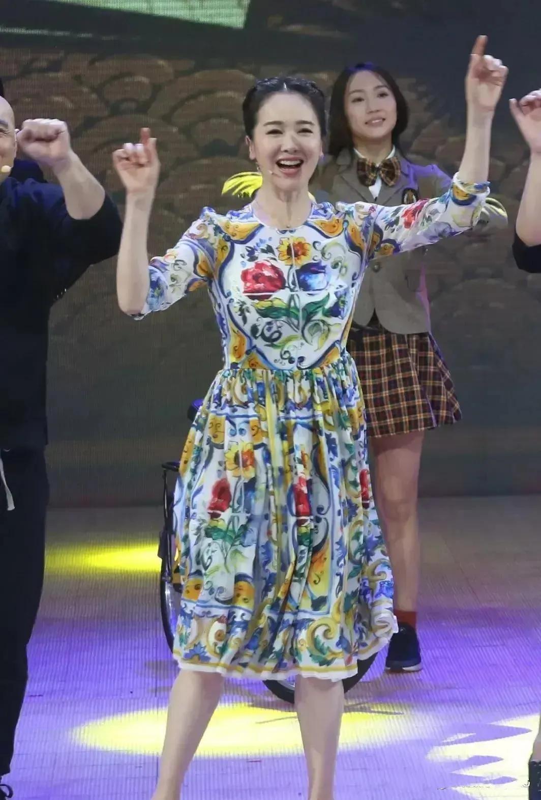 被誉为娱乐圈里的一股清流的左小青，是许多中年男人心中的女神。
左小青不算是那种美