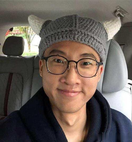 豆得儿第三次爆出来当小三了。

2012年还是未成年就曾回复别人“我喜欢poka