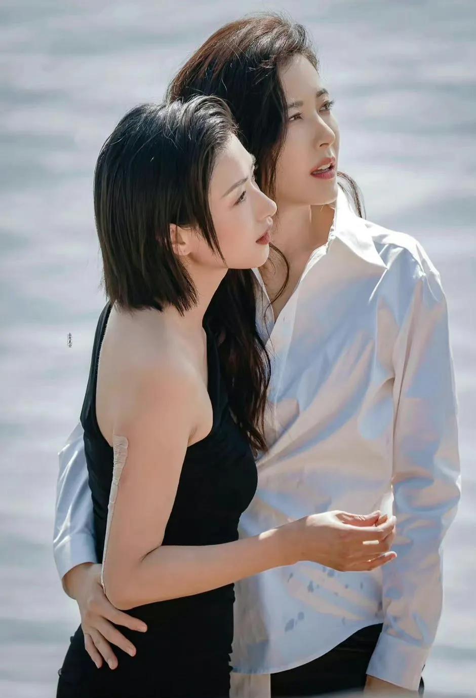 曾黎和万茜在海边拍摄的一组合照，俩人还挺有CP感的。
如果单独拎出来看，万茜也算