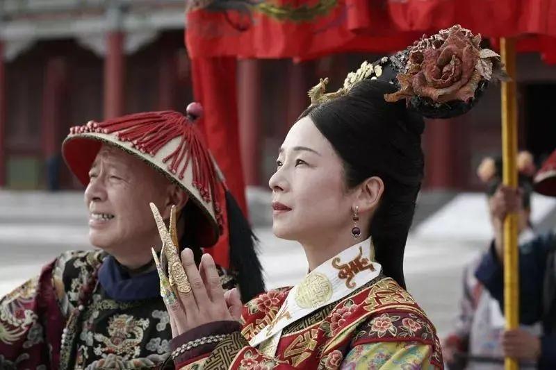 “把这些灯都给我砸了！”侍候的众太监宫女见慈禧太后不知为何大发脾气，面面相觑，只
