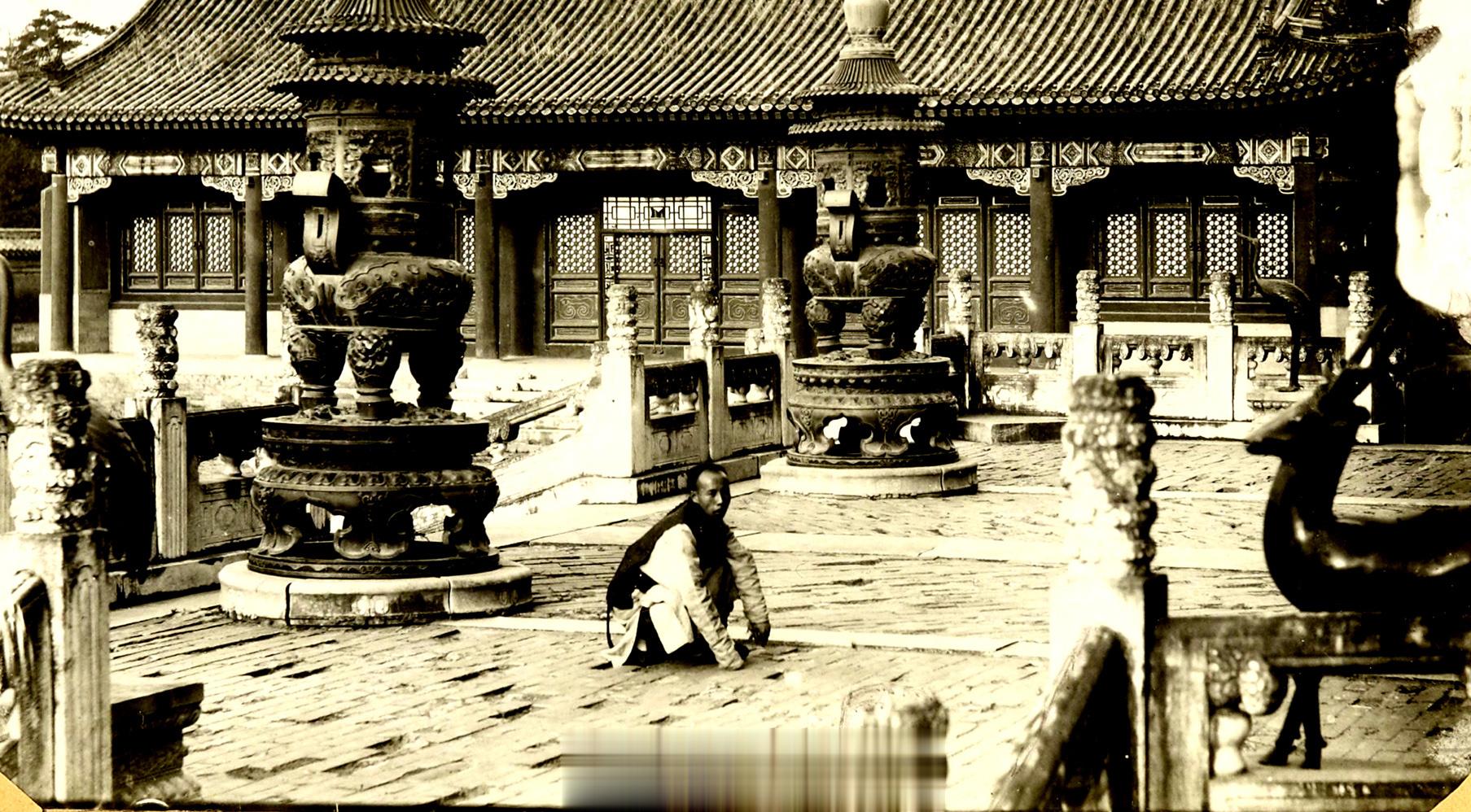 这两张老照片很有价值，它不仅证明了泰陵隆恩殿月台上铜鼎、铜鹤、铜鹿的相对位置，也