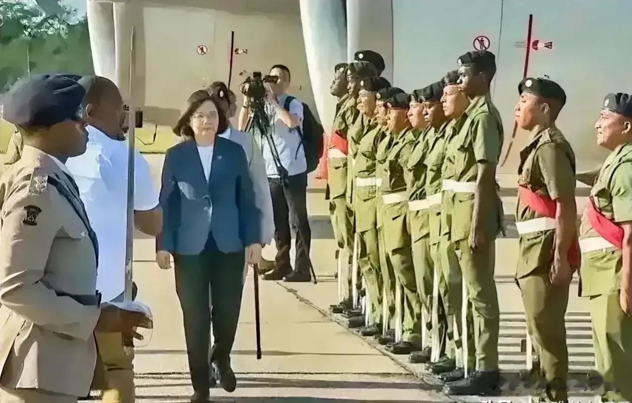 这是波利兹国仪仗队欢迎台湾蔡女士的画面！

波利兹国土总面积22966平方公里，