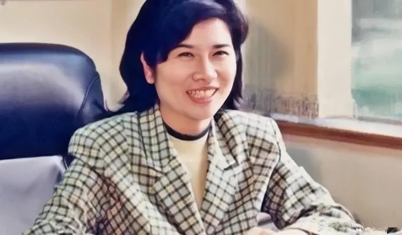 年轻时的董明珠，浓眉大眼，长相大气，算得上是那个年代审美里的标准美女了。
董明珠