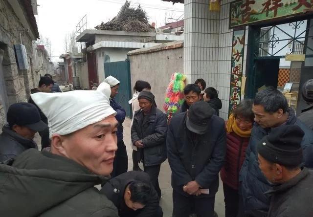 小区里的老人去世了，他女儿没设灵堂，没收礼，没披麻戴孝，也没有通知任何亲戚朋友，