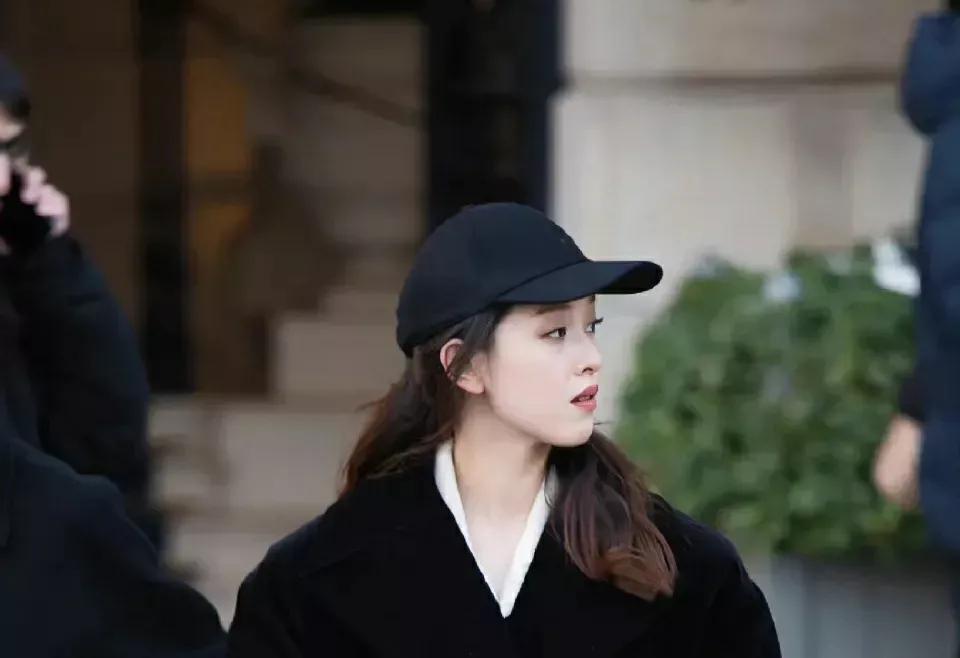 章泽天真的是美人天花板，身价百亿还是清华毕业，一身黑也藏不住贵妇气质。

章泽天