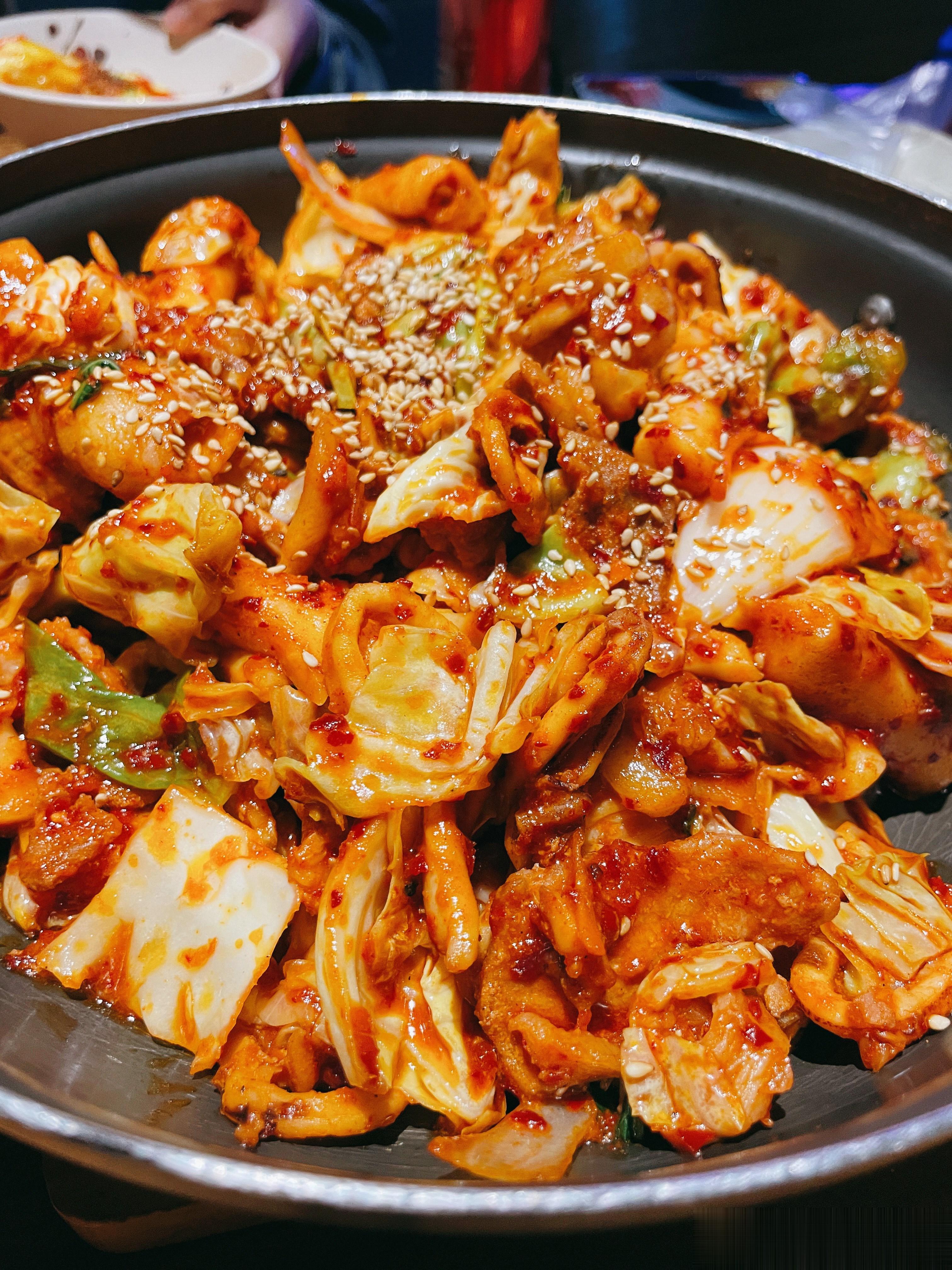 库欣综合征是一种内分泌疾病，肾上腺分泌过多胶原蛋白激素而引起的临床综合征，临床表