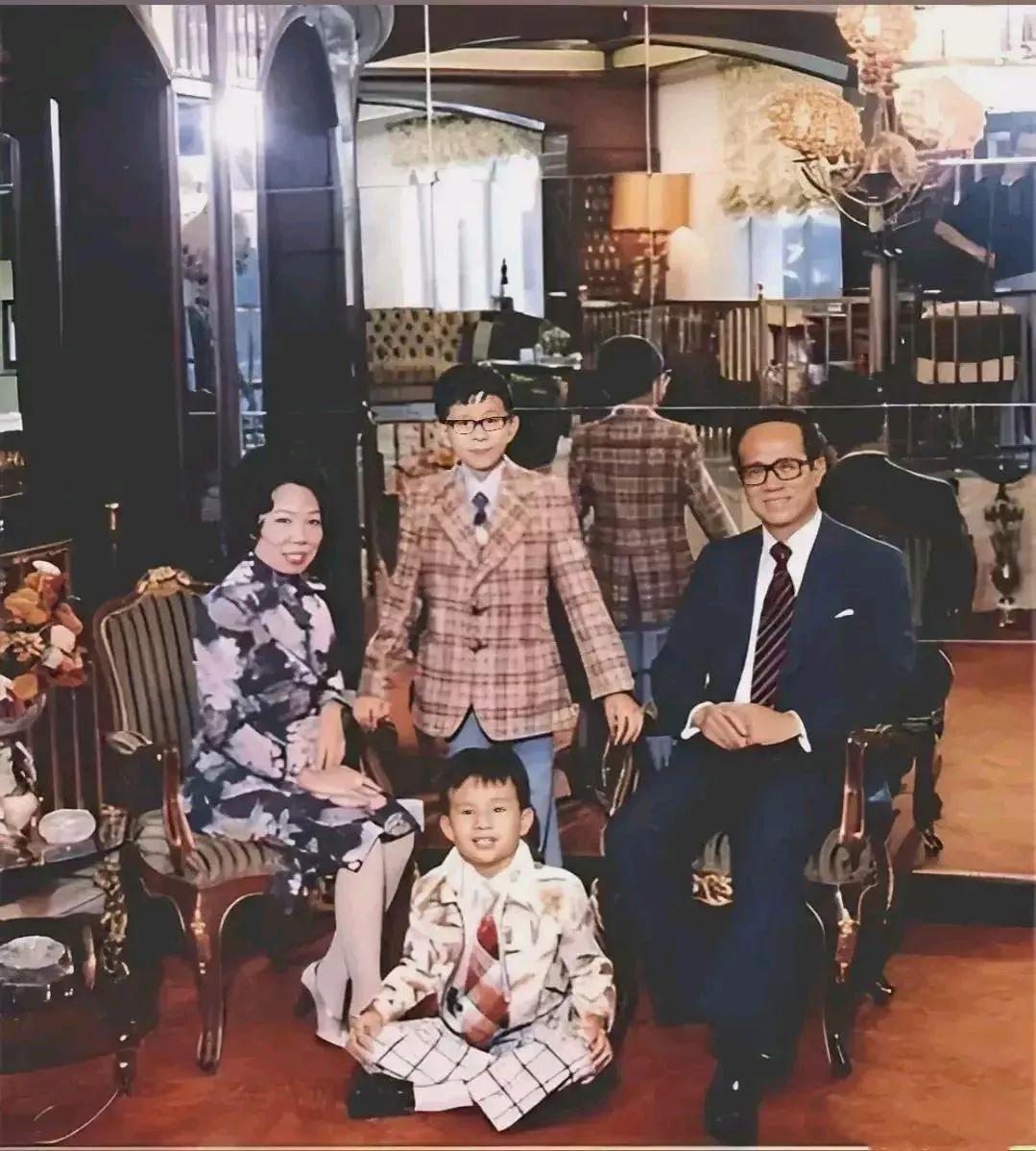 1970年李嘉诚全家福。此时的李嘉诚还不是华人首富，但已经是大名鼎鼎的香港“塑料