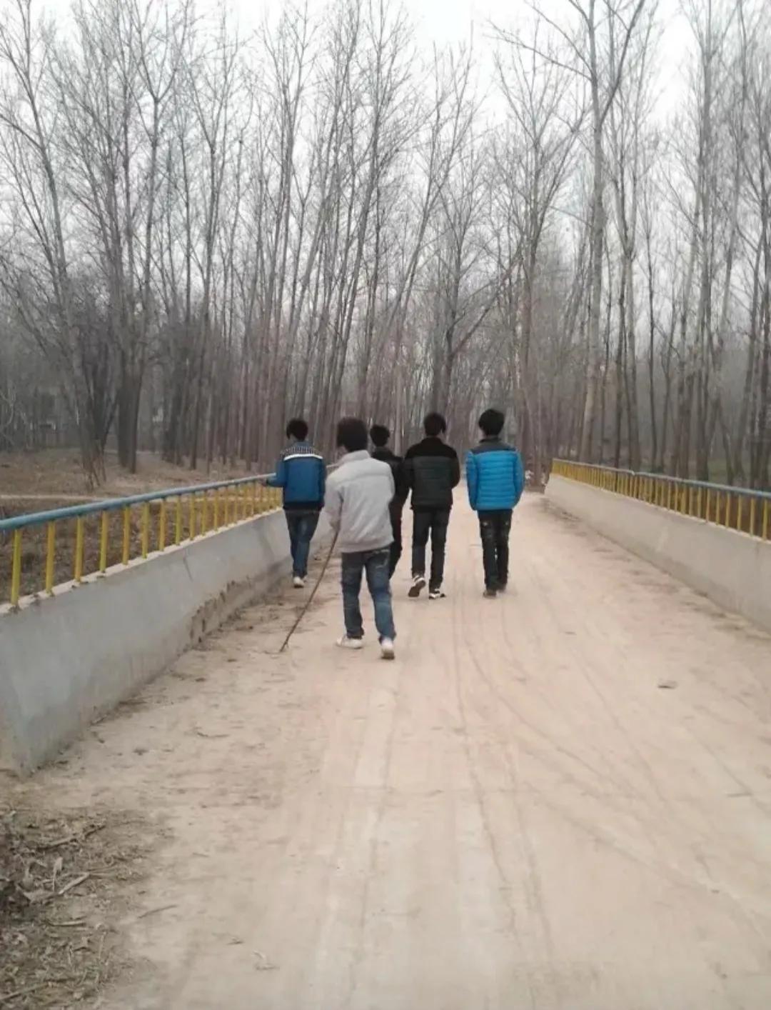 总觉得这几个叼毛里面，有一个是我小时候，长毛小棉袄，看着像沙雕，冻得打哆嗦衣服也
