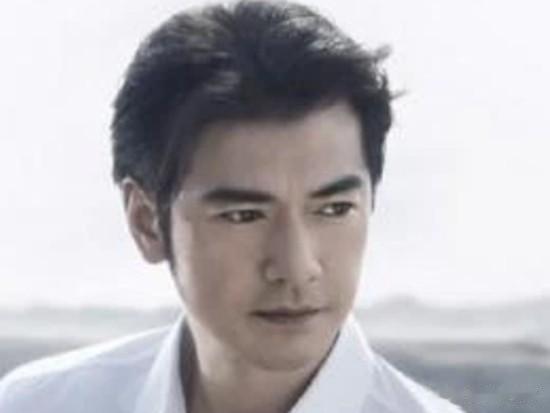 不同阶段的金城武，三十多岁是成熟，网友：年轻的他吊打一众男星
演员金城武在当时的