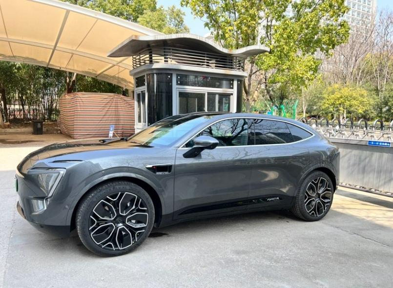 路上有上牌的车了， 看着真飒。

阿维塔11，作为一款豪华中大型SUV，颜值，动