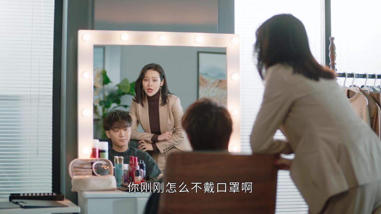 经纪人：你刚刚怎么不戴口罩啊？顶流小生：你把我的行程公开到微博上了，不就是为了让