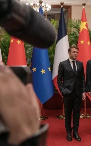 法国网民很有意思，为一张马克龙访问中国的照片把他骂惨了，说他没有礼貌，像一个10