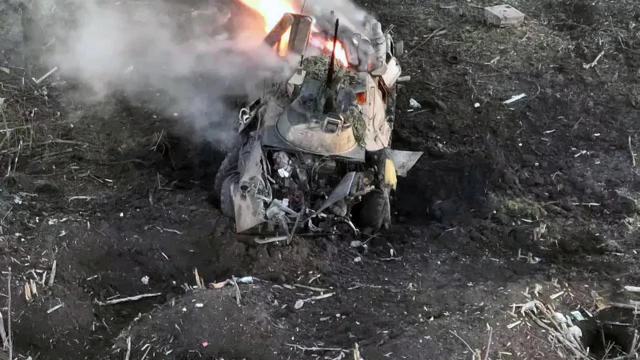 这哥们祖坟冒青烟了！战车都炸烂成这个样子了，里面的战友估计都烤熟了，他竟然还能活