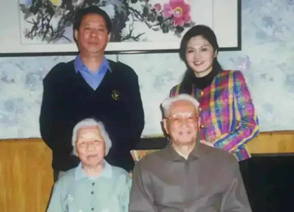 2007年，张宁阳和妻子韩月乔看望父亲张震时的合影。

张宁阳是一名职业军人，常