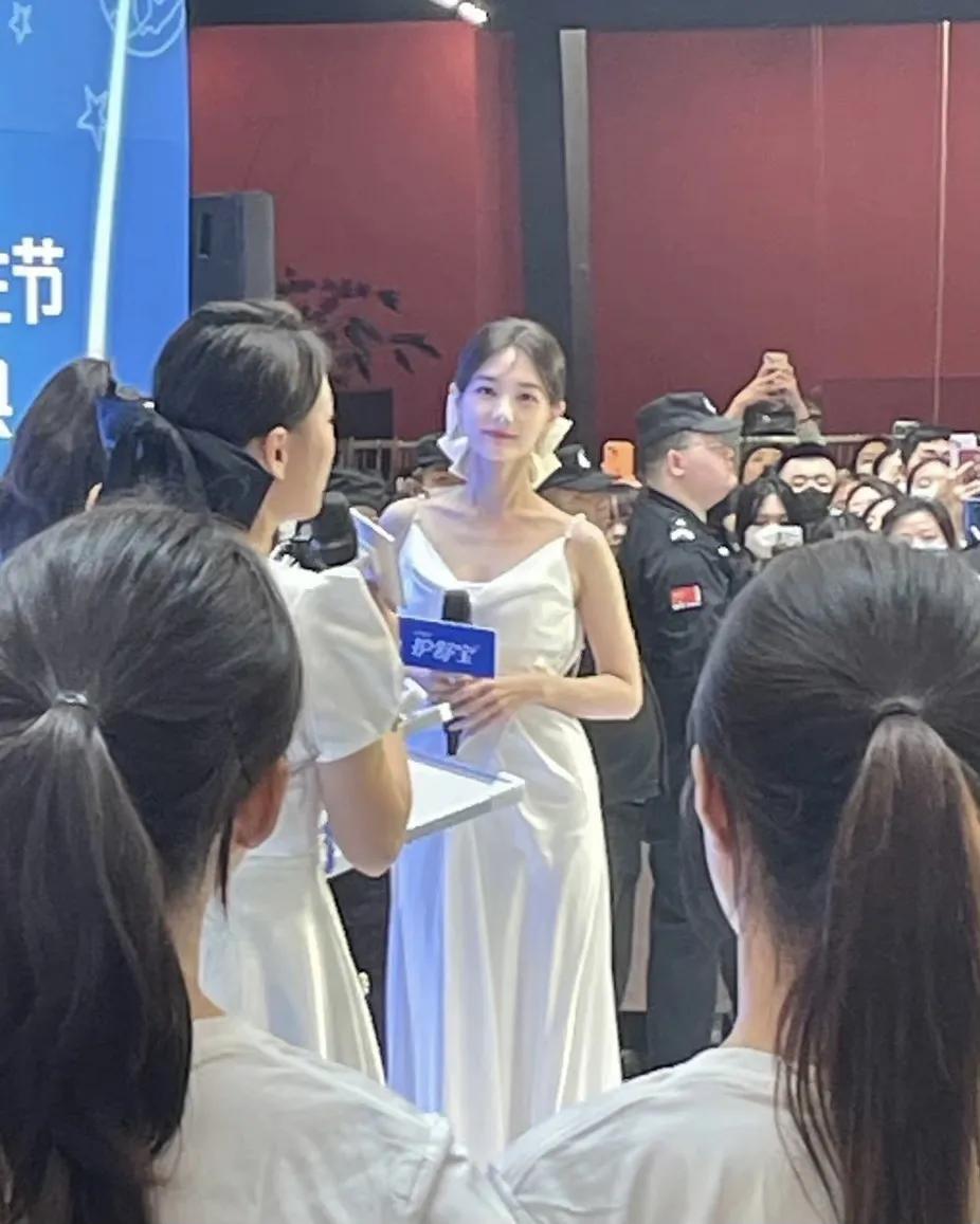 内娱真不是随便能进的！
生图真的好美！真的是身上自带灵气 一笑眼睛弯弯的，怎么能