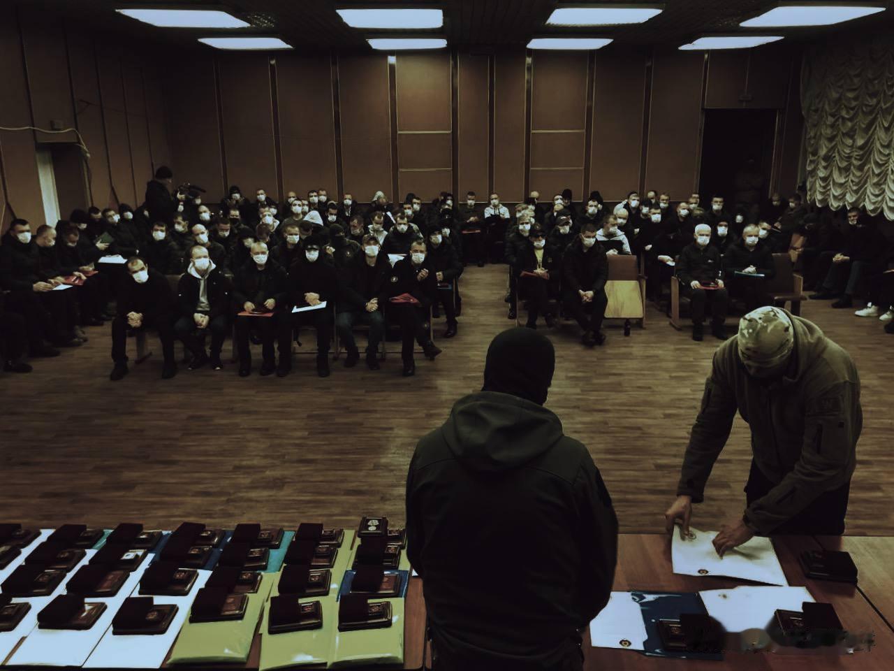 在巴赫穆特附近经历了激烈战斗并参加了索莱达尔战役被招募到瓦格纳的前囚犯们，在经历