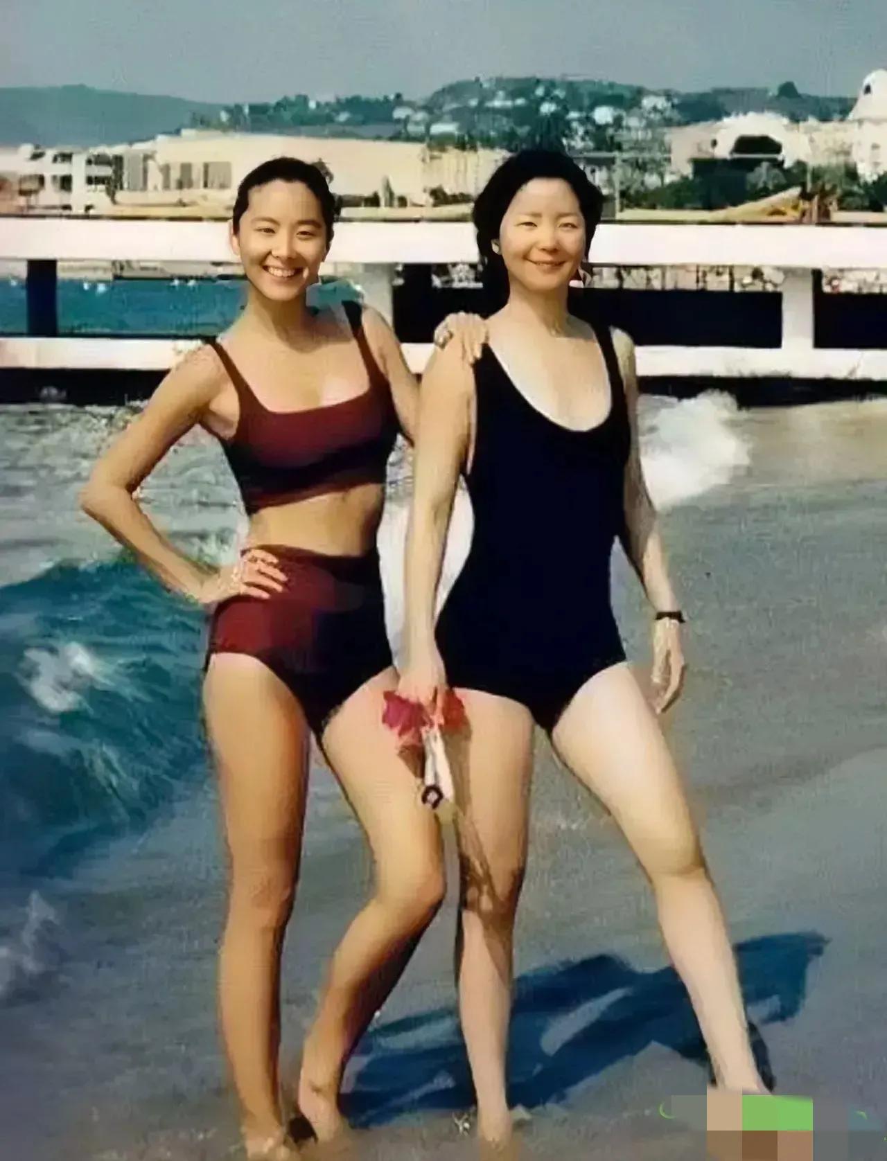 80年代，两位女神在海边游玩时的照片，她们形同姐妹却爱着同一个男人，大家知道那个