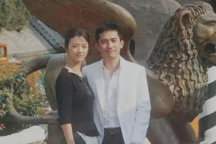 十几年前，这是梁朝伟和汤唯在一次活动中的合影。 梁朝伟的“社恐”在圈内圈外人尽皆