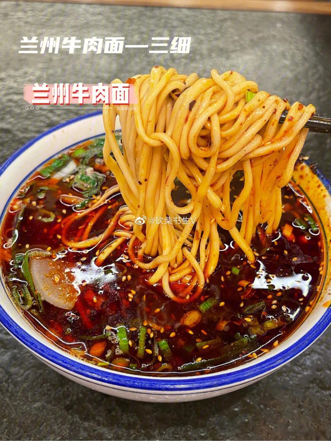 #甘肃将为兰州牛肉拉面立法#其实做兰州牛肉面，里面很多细节，是有门槛的。拿熬汤来
