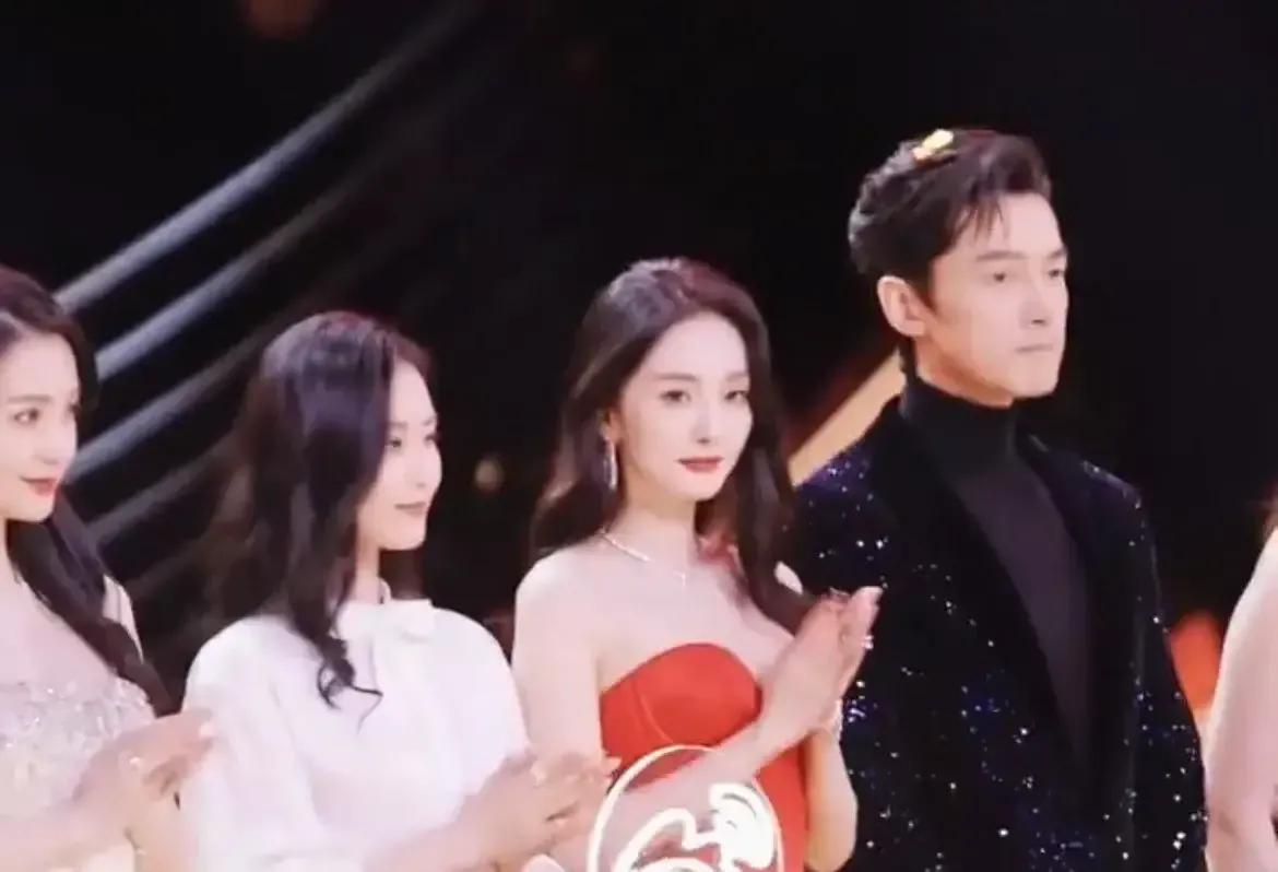 胡歌杨幂，是多少人的意难平！她穿着红裙打扮精致，已是离异的女人。

他娶了助理已