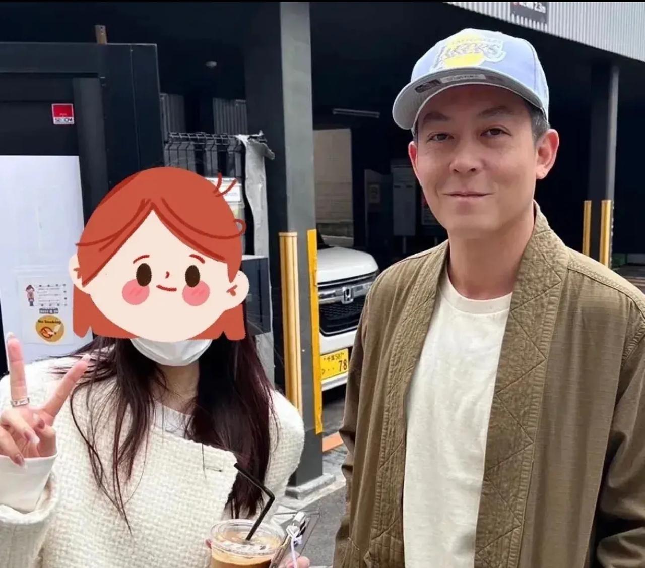 女网友国外偶遇陈冠希，并且还合影了，看陈老师这颜值，似乎回春了不少，之前被吐槽像