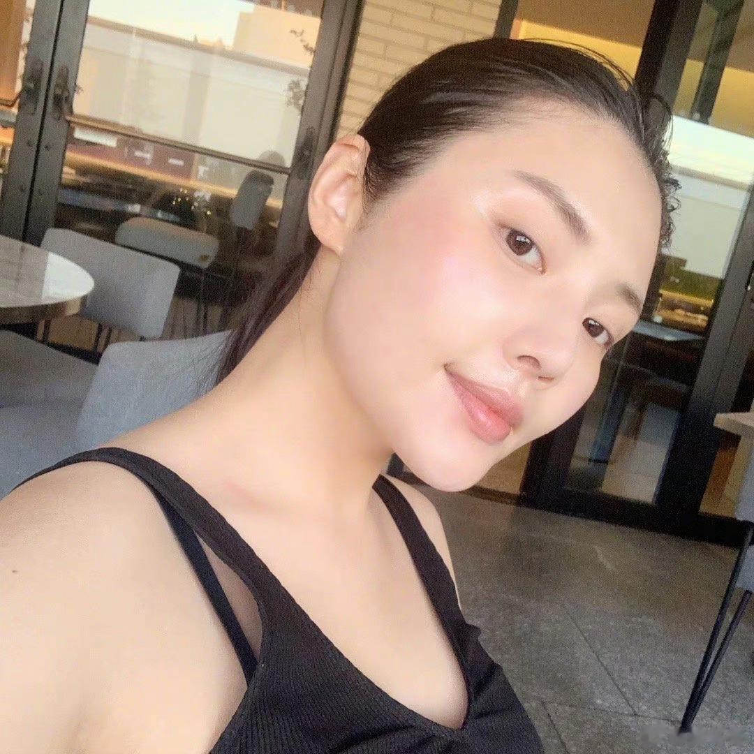  这才是健康的保持身材和体魄的方式嘛～不会虚胖也不会太干瘦，整个人看起来很轻盈 