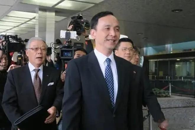 侯友宜有可能即日辞职参选，但由于民调屈居第三，以及位居新北市长的职务，让侯友宜有