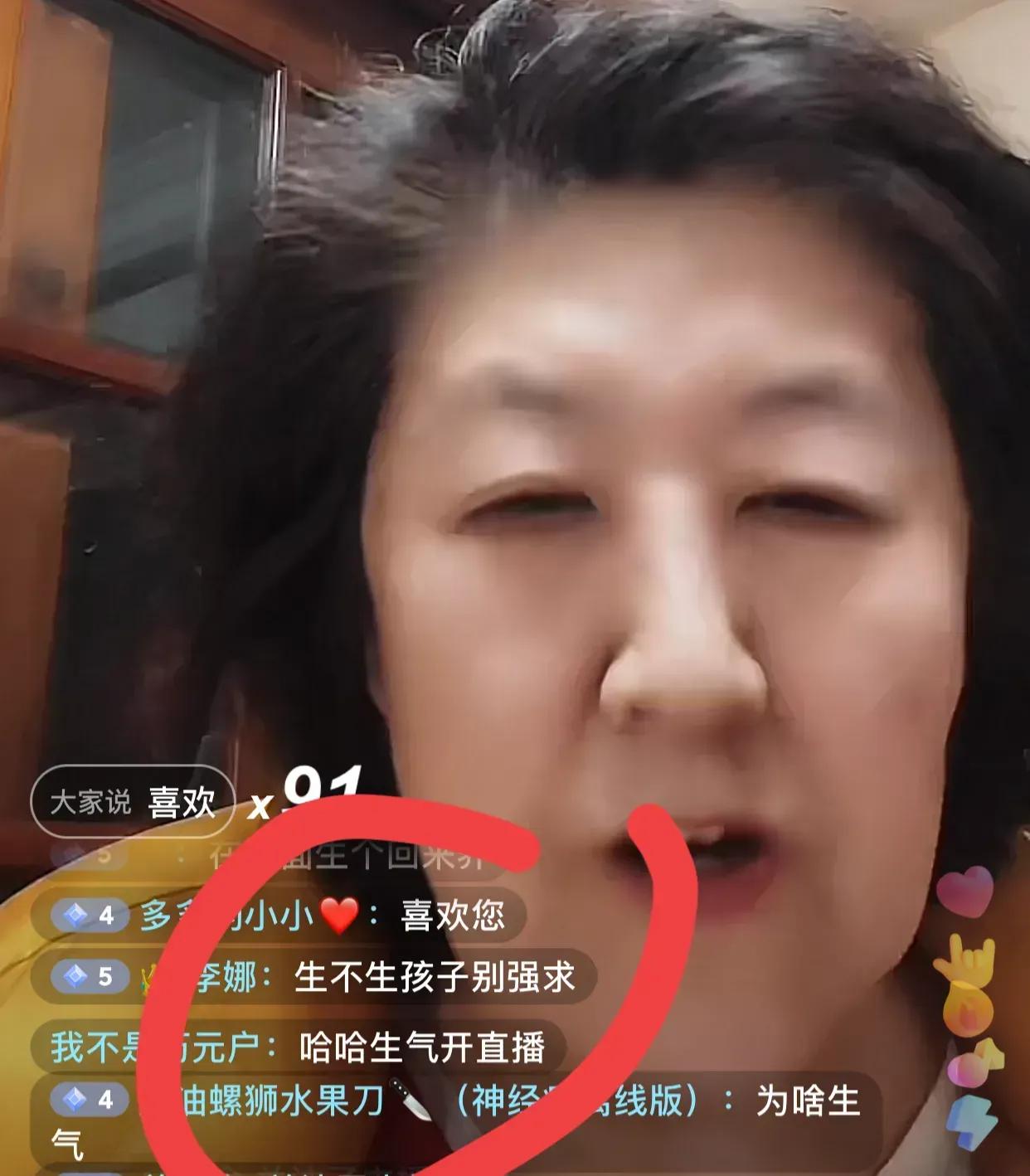 3月19日晚，钟丽缇的婆婆独自在家直播。在与网民聊天时，她总是称赞儿子张伦硕英俊