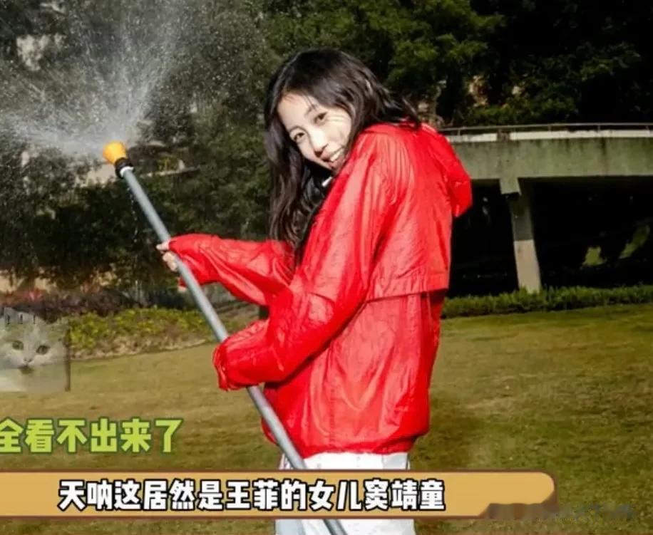 王菲&大女儿窦靖童&近照，一改往日假小子形象，留着长发好像变了一个似的[捂脸][